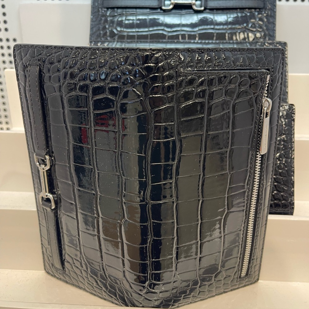 MICHAEL KORS Carson Large Snap Patent Crocodile Embossed Bifold Wallet
Black
NWT - Picture 7 of 16